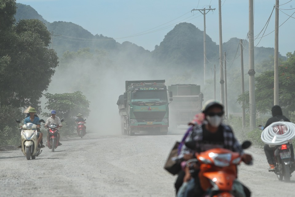 Người d&acirc;n chật vật di chuyển qua tuyến đường bụi m&ugrave; mịt.