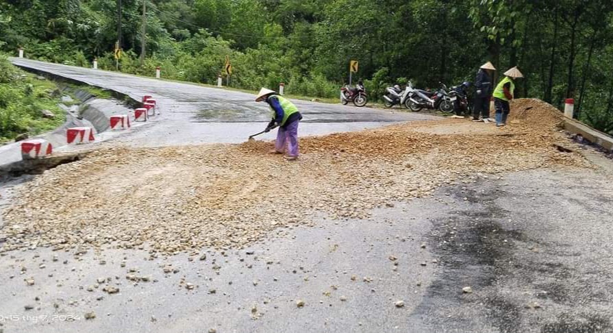 Tuyến đường Quốc lộ 16 đoạn Dốc Chuối, qua địa b&agrave;n x&atilde; Ch&acirc;u Kim từ s&aacute;ng nay bị sụt l&uacute;n, sạt lở. Đơn vị quản l&yacute; tuyến đang cố gắng da cố để bảo đảm giao th&ocirc;ng, tuy nhi&ecirc;n do mức độ sụt l&uacute;n lớn, c&aacute;c phương tiện vận tải lớn đang phải tạm dừng lưu th&ocirc;ng.