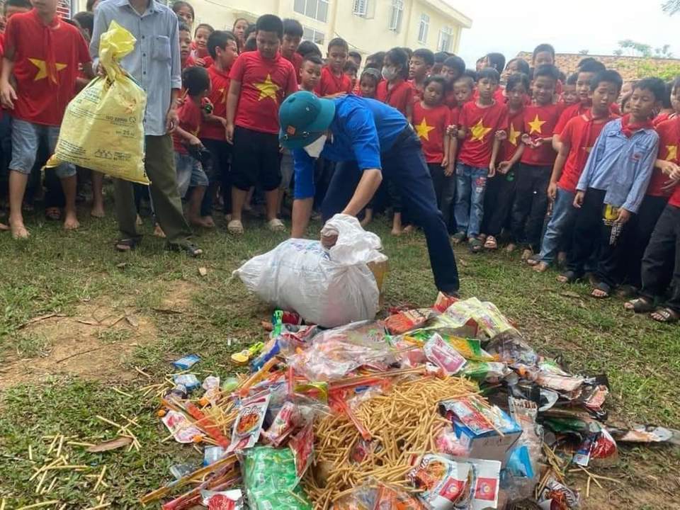 H&igrave;nh ảnh cơ quan chức năng cấp x&atilde;, huyện ở Diễn Ch&acirc;u xử l&yacute; vi phạm, thu hồi h&agrave;ng h&oacute;a kh&ocirc;ng r&otilde; nguồn gốc trước cổng trường, ti&ecirc;u hủy v&agrave; gi&aacute;o dục học sinh chủ động n&oacute;i kh&ocirc;ng với thực phẩm bẩn.