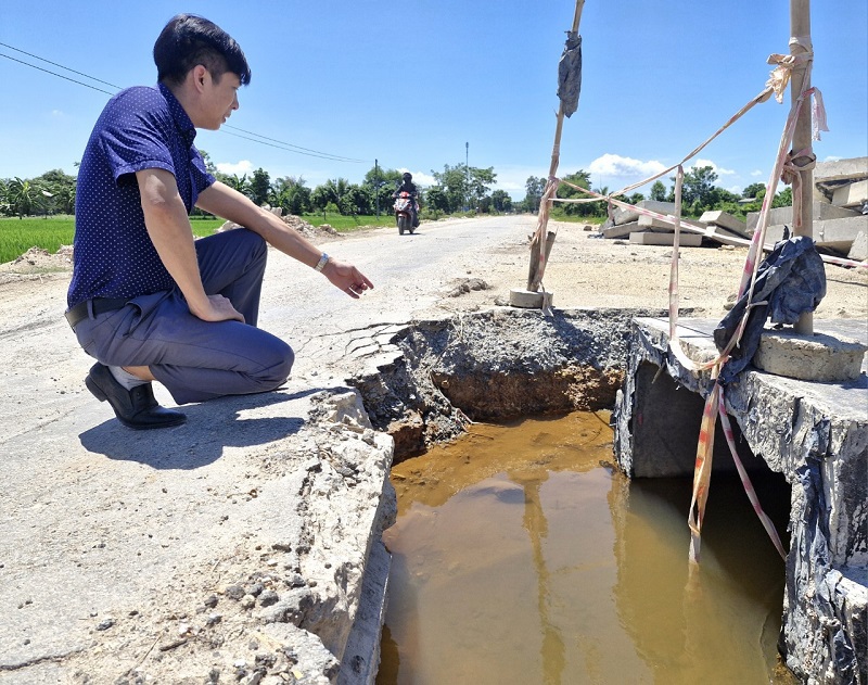 Hiện trường l&agrave; những hố nước rất s&acirc;u giữa đường, hệ thống r&agrave;o chắn, d&acirc;y cảnh b&aacute;o nguy hiểm chỉ được lắp đặt một c&aacute;ch sơ s&agrave;i, kh&ocirc;ng ph&aacute;t huy t&aacute;c dụng