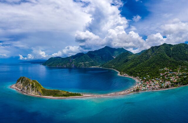 Dominica thu h&uacute;t kh&aacute;ch du lịch nhờ vẻ đẹp hoang sơ, kỳ vĩ của thi&ecirc;n nhi&ecirc;n. Ảnh: Getty image