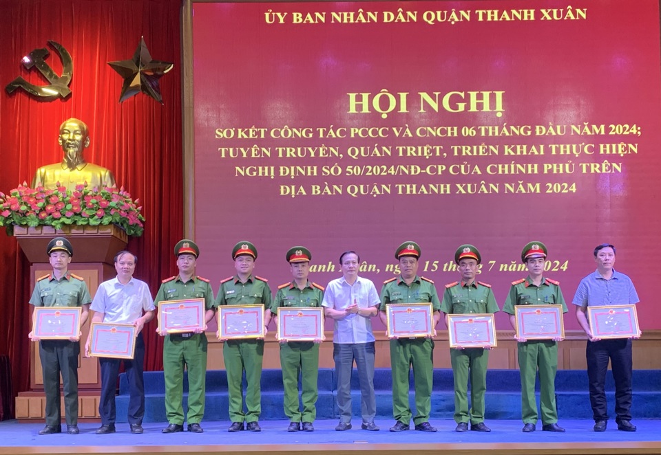 L&atilde;nh đạo UBND quận Thanh Xu&acirc;n trao giấy khen cho c&aacute;c tập thể, c&aacute; nh&acirc;n c&oacute; th&agrave;nh t&iacute;ch trong c&ocirc;ng t&aacute;c PCCC