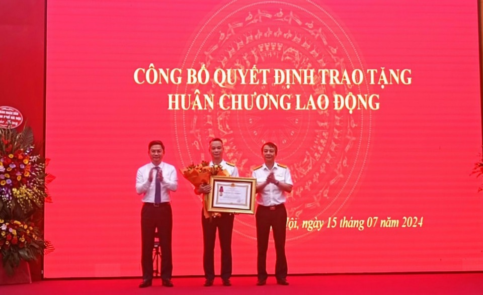 Ph&oacute; Chủ tịch UBND TP H&agrave; Nội H&agrave; Minh Hải v&agrave; Tổng cục trưởng Tổng cục Thuế Mai Xu&acirc;n Th&agrave;nh&nbsp; trao tặng Hu&acirc;n chương Lao động hạng Ba v&agrave; tặng hoa ch&uacute;c mừng &ocirc;ng Vũ Mạnh Cường - B&iacute; thư Đảng ủy, Cục trưởng Cục Thuế TP H&agrave; Nội.