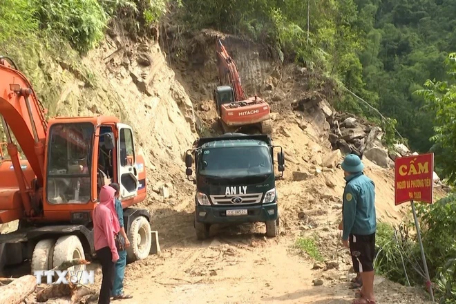 Khắc phục điểm sạt lở trên tuyến giao thông huyết mạch của xã Phương Tiến, huyện Vị Xuyên, Hà Giang. Ảnh: TTXVN