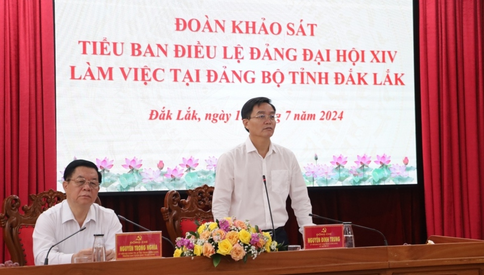 B&iacute; thư Tỉnh ủy Đắk Lắk Nguyễn Đ&igrave;nh Trung ph&aacute;t biểu tại buổi l&agrave;m việc với&nbsp;Đo&agrave;n khảo s&aacute;t Tiểu ban Điều lệ Đảng Đại hội XIV.