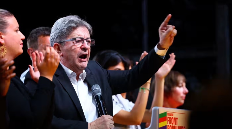 Jean-Luc Melenchon, l&atilde;nh đạo đảng cực tả La France Insoumise, ph&aacute;t biểu trong một buổi vận động tranh cử ở Paris v&agrave;o ng&agrave;y 30/6. Ảnh: Reuters