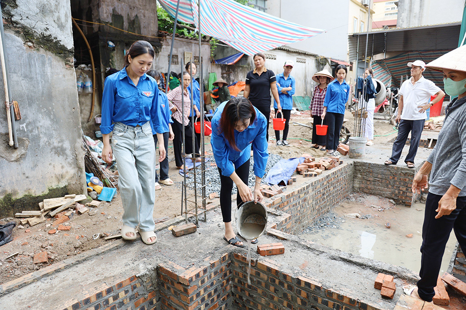 Lật &uacute;p c&aacute;c dụng cụ kh&ocirc;ng d&ugrave;ng đến c&oacute; đọng nước.