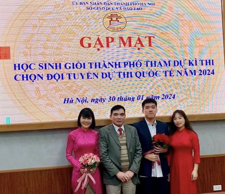 Tuấn Anh b&ecirc;n bố v&agrave; c&aacute;c c&ocirc; gi&aacute;o trường THPT Chu Văn An.