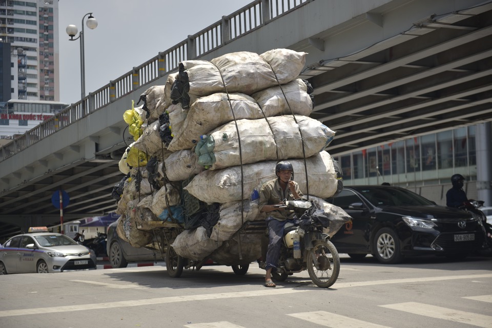 Xe chở quá khổ trên đường Láng Hạ, Hà Nội. Ảnh: Công Hùng mô phù hợp cho địa phương.q