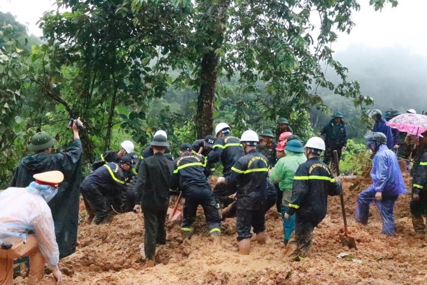 Phân luồng giao thông qua đoạn sạt lở đất nghiêm trọng ở Hà Giang - Ảnh 1