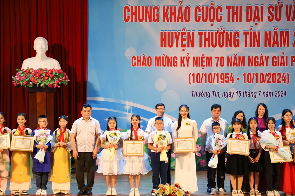 Ban tổ chức trao giải Nhất nội dung tập thể tại cuộc thi