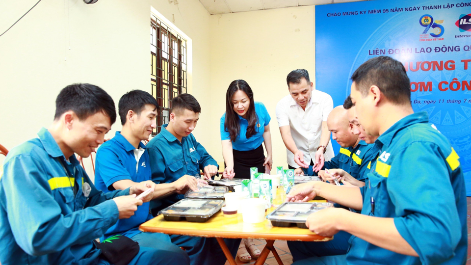 Ph&oacute; Chủ tịch Thường trực LĐLĐ TP H&agrave; Nội L&ecirc; Đ&igrave;nh H&ugrave;ng dự "Bữa cơm C&ocirc;ng đo&agrave;n" tại LĐLĐ quận Đống Đa - Ảnh: Thu Huyền