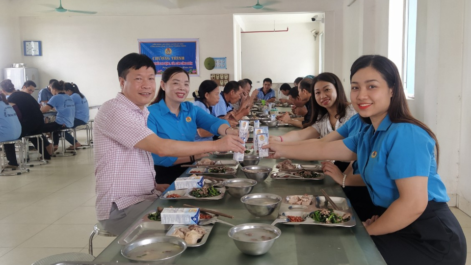 "Bữa cơm C&ocirc;ng đo&agrave;n" diễn ra trong kh&ocirc;ng kh&iacute; th&acirc;n t&igrave;nh, ấm &aacute;p - Ảnh: Thu Hiền