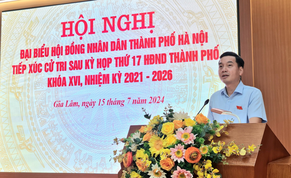 Đại biểu HĐND TP H&agrave; Nội Nguyễn Việt H&agrave; - B&iacute; thư Huyện ủy Gia L&acirc;m tiếp thu &yacute; kiến cử tri.