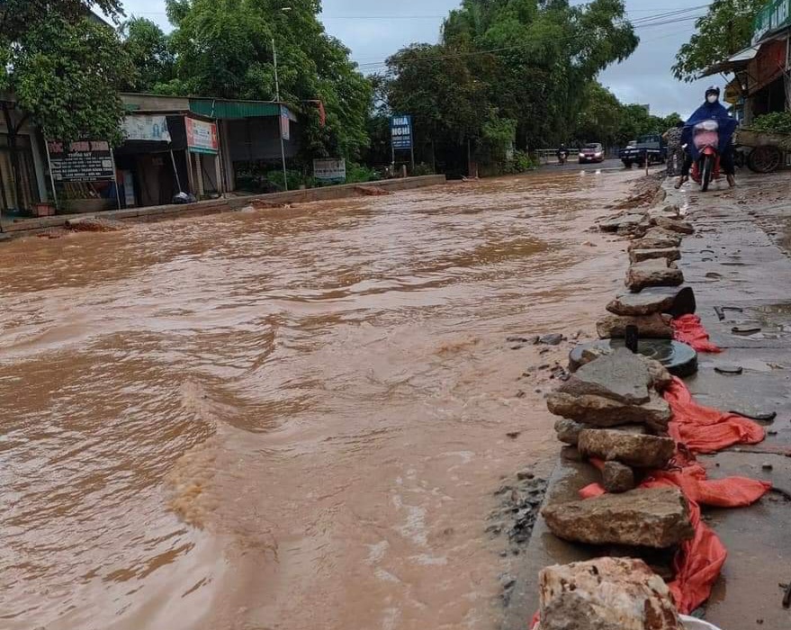 Mưa lớn khiến đoạn đường Quốc lộ 7 đoạn qua x&atilde; Mỹ Th&agrave;nh, huyện Y&ecirc;n Th&agrave;nh đang thi c&ocirc;ng dang dở nay ngập ch&igrave;m trong nước khiến việc đi lại của người d&acirc;n bị ảnh hưởng, mất an to&agrave;n.&nbsp;&nbsp;