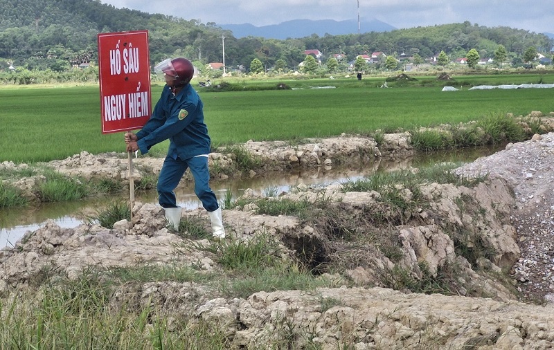 Hệ thống cảnh b&aacute;o hố s&acirc;u nguy hiểm được lắp đặt tr&ecirc;n c&ocirc;ng trường dự &aacute;n đường bộ cao tốc Bắc- Nam qua địa b&agrave;n H&agrave; Tĩnh