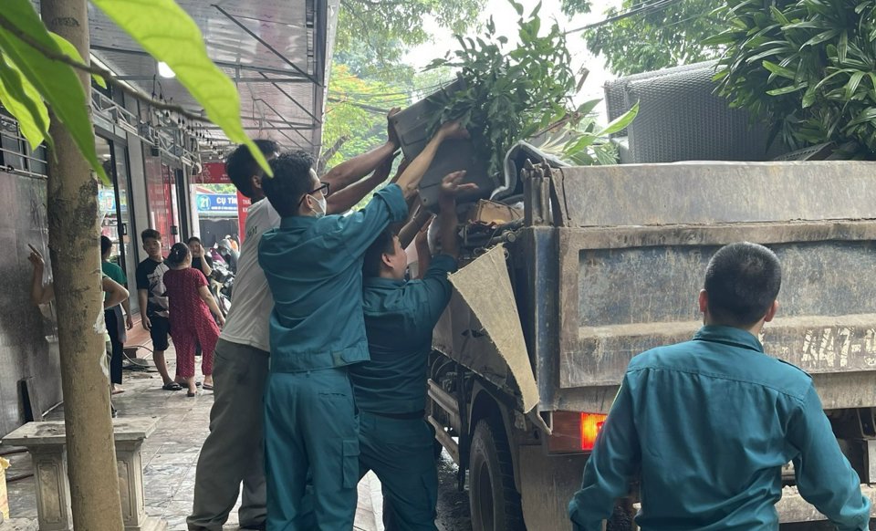 Lực lượng chức năng thu giữ c&aacute;c vật dụng lấn chiếm vỉa h&egrave;.