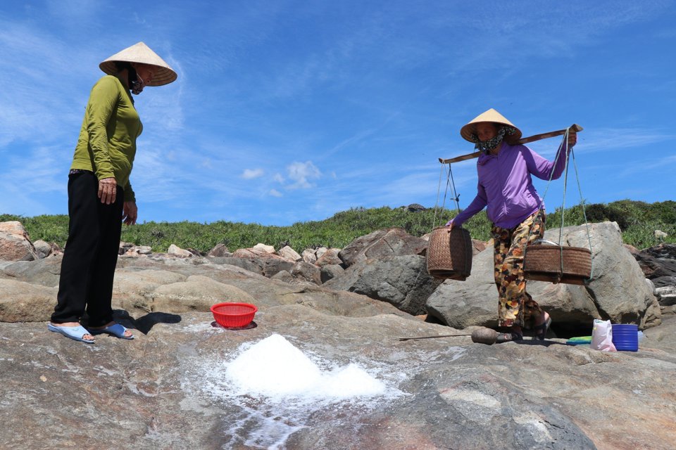 Đến nay, người d&acirc;n G&ograve; Cỏ vẫn l&agrave;m muối tr&ecirc;n đ&aacute;, tiếp nối truyền thống của cha &ocirc;ng.