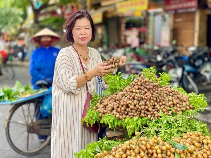 Những ng&agrave;y n&agrave;y, ta dễ d&agrave;ng bắt gặp những h&agrave;ng hồng b&igrave; ch&iacute;n mọng thấp tho&aacute;ng tr&ecirc;n từng con phố H&agrave; th&agrave;nh Ảnh: VĨNH QUY&Ecirc;N