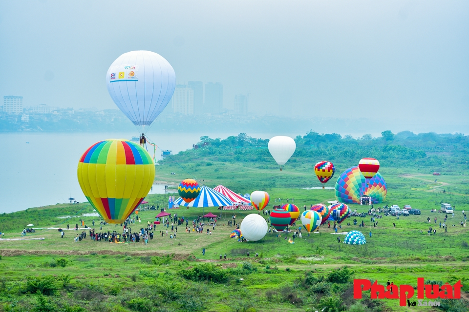 Lễ hội khinh kh&iacute; cầu H&agrave; Nội thu h&uacute;t h&agrave;ng ngh&igrave;n du kh&aacute;ch tham quan v&agrave; trải nghiệm.