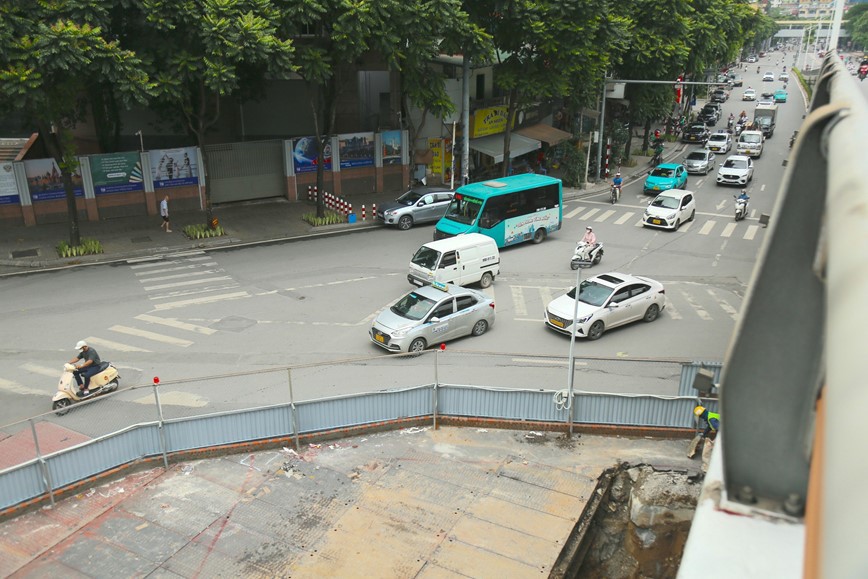 Mặc d&ugrave; l&ograve;ng đường bị thu hẹp, nhưng phương tiện vẫn di chuyển kh&aacute; dễ d&agrave;ng.&nbsp;