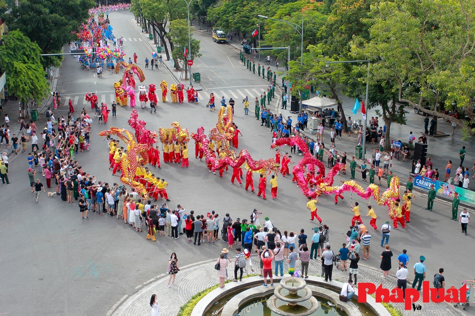 Hoạt động nghệ thuật đường phố với đo&agrave;n m&uacute;a rồng đi đầu trong dịp kỷ niệm 20 năm H&agrave; Nội nhận danh hiệu "Th&agrave;nh phố v&igrave; h&ograve;a b&igrave;nh".