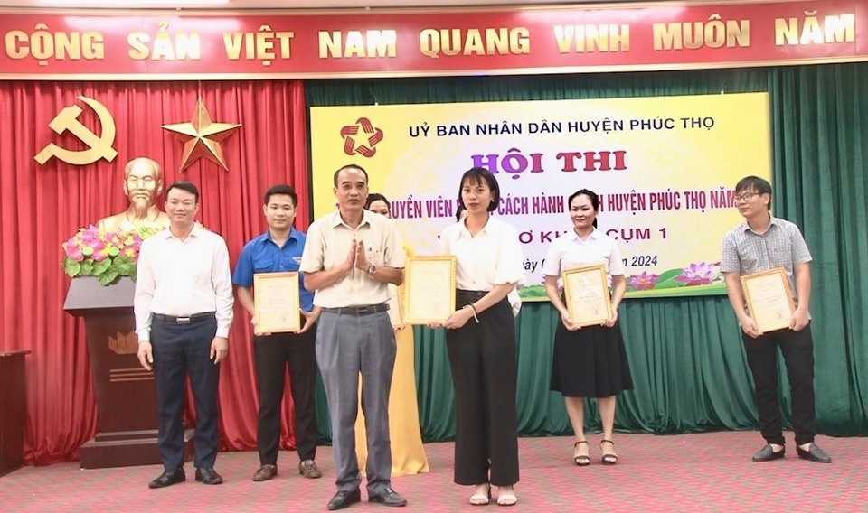 Đại diện Ban tổ chức trao giải cho đội thi xuất sắc ở v&ograve;ng Sơ khảo.