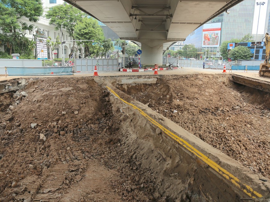 B&ecirc;n trong khu vực r&agrave;o chắn, nền đất đang được gia cố.&nbsp;