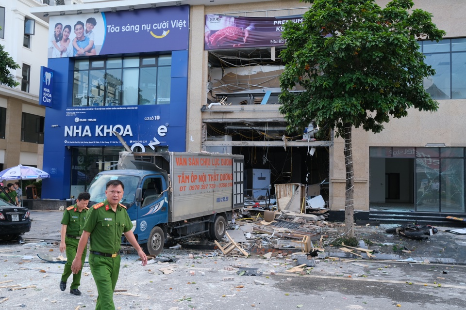 Vụ nổ khiến chiếc &ocirc; t&ocirc; tải đỗ trước nh&agrave; bị hư hỏng... Ảnh Sỹ H&agrave;o.&nbsp;