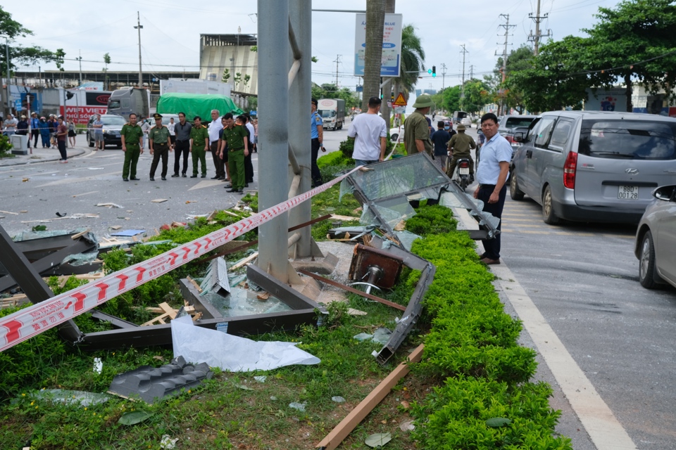 L&atilde;nh đạo UBND th&agrave;nh phố Vĩnh Y&ecirc;n c&oacute; mặt tại hiện trường chỉ đạo c&ocirc;ng t&aacute;c khắc phục hẩu quả. Ảnh Sỹ H&agrave;o.&nbsp;