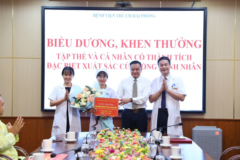 Nữ điều dưỡng nhận Nguyễn Thị Thảo nhận Bằng khen v&igrave; c&oacute; h&agrave;nh động nghĩa cử cao đẹp.