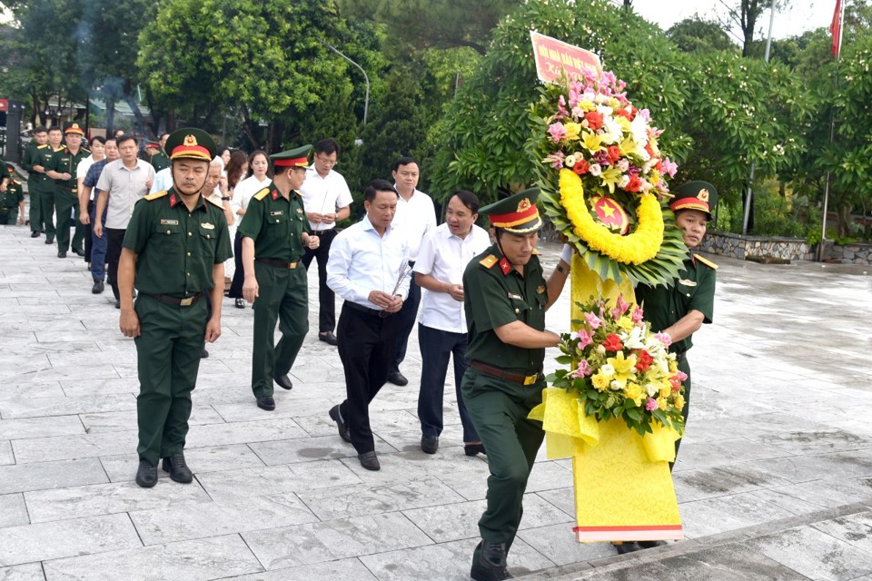 Đo&agrave;n c&ocirc;ng t&aacute;c chương tr&igrave;nh d&acirc;ng hoa, d&acirc;ng hương tri &acirc;n tại Nghĩa trang Liệt sỹ huyện Nghi Lộc.