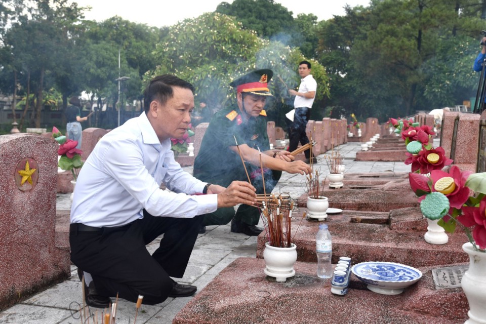 Chương tr&igrave;nh "Thắp s&aacute;ng ngọn lửa tri &acirc;n" với những hoạt động đền ơn đ&aacute;p nghĩa, gi&aacute; trị thiết thực, thể hiện đạo l&yacute; uống nước nhớ nguồn...