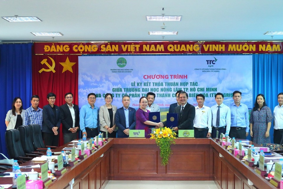 Ng&agrave;y 5/7/2024, Chủ tịch TTC AgriS Đặng Huỳnh Ức My v&agrave; Trường Đại Học N&ocirc;ng L&acirc;m TP Hồ Ch&iacute; Minh k&yacute; kết thỏa thuận hợp t&aacute;c nhằm kiến tạo nền n&ocirc;ng nghiệp Việt Nam ph&aacute;t triển bền vững