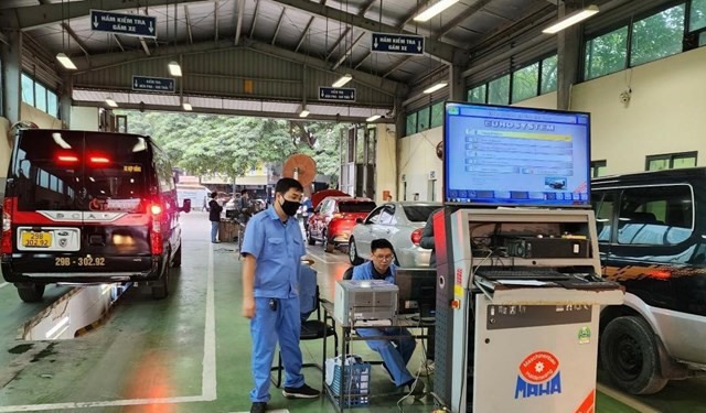 Hơn 450.000 lượt phương tiện kh&ocirc;ng&nbsp;đạt ti&ecirc;u chuẩn an to&agrave;n kỹ thuật v&agrave; bảo vệ m&ocirc;i trường đăng kiểm trong 6 th&aacute;ng đầu năm. Ảnh minh hoạ