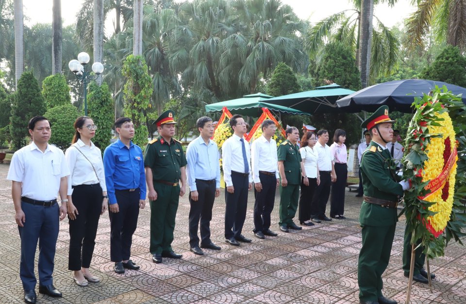 Đo&agrave;n đại biểu quận Ho&agrave;n Kiếm do&nbsp;B&iacute; thư Quận ủy Vũ Đăng Định dẫn đầu d&acirc;ng hương tại&nbsp;Nghĩa trang liệt sĩ Th&agrave;nh phố H&agrave; Nội