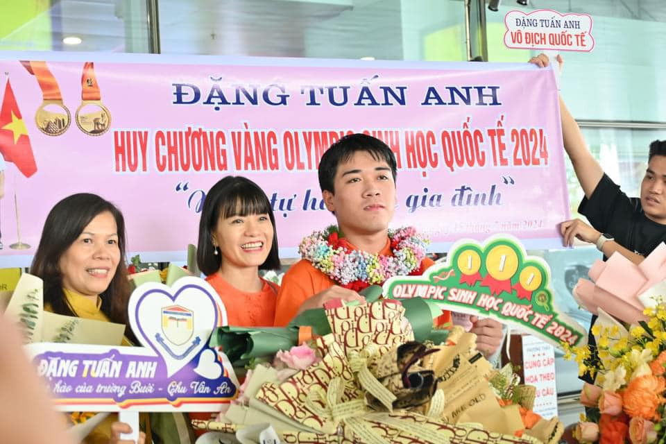 Đặng Tuấn Anh- học sinh trường THPT Chu Văn An - th&iacute; sinh vừa gi&agrave;nh Huy chương V&agrave;ng Olympic Sinh học quốc tế 2024 c&ugrave;ng Ban gi&aacute;m hiệu nh&agrave; trường.