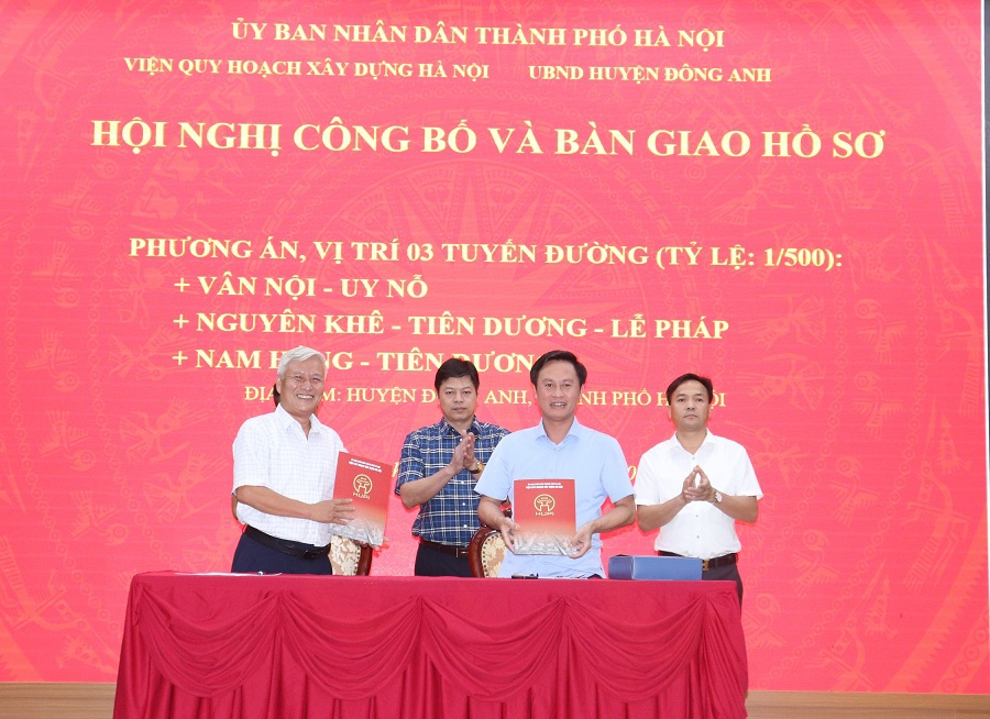 Đại diện l&atilde;nh đạo Viện quy hoạch x&acirc;y dựng H&agrave; Nội v&agrave; UBND huyện Đ&ocirc;ng Anh b&agrave;n giao, nhận b&agrave;n giao c&aacute;c quyết định của UBND TP H&agrave; Nội.