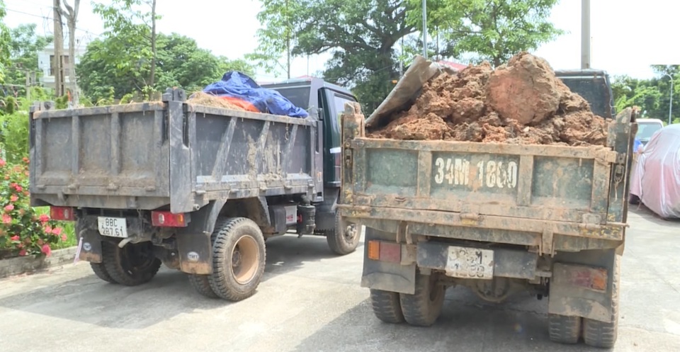 C&aacute;c phương tiện vận tải vi phạm quy định bị lực lượng chức năng C&ocirc;ng an th&agrave;nh phố Ph&uacute;c Y&ecirc;n (Vĩnh Ph&uacute;c) tạm giữ, xử l&yacute;. Ảnh: Sỹ H&agrave;o.&nbsp;