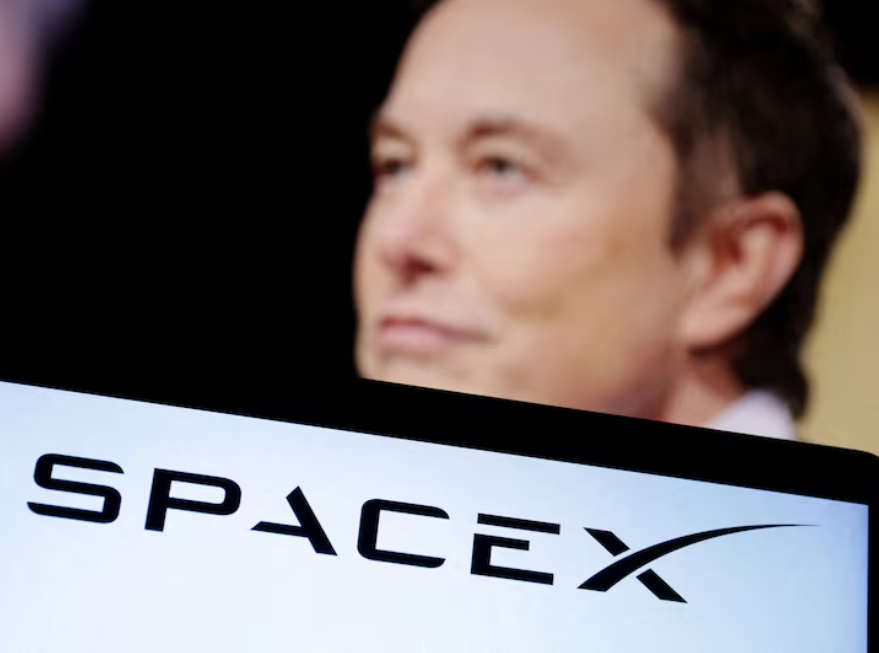 &Ocirc;ng Elon Musk xuất hiện c&ugrave;ng logo SpaceX. Ảnh:&nbsp;Dado Ruvic