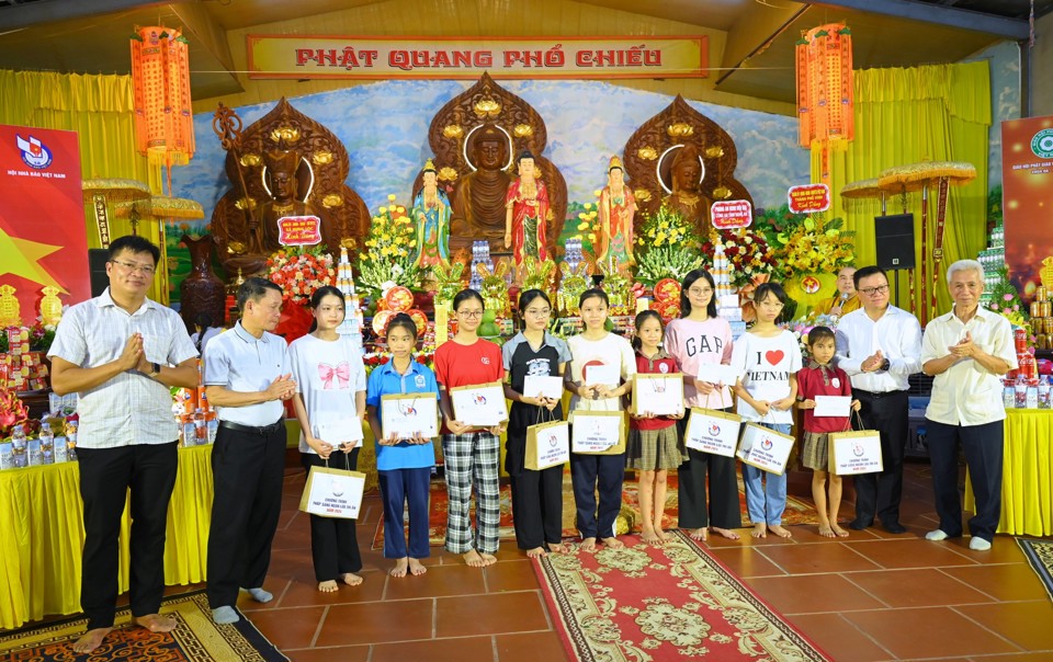 Cũng tại ch&ugrave;a &Acirc;u Lac, đo&agrave;n c&ocirc;ng t&aacute;c Hội Nh&agrave; b&aacute;o Việt Nam đ&atilde; c&oacute; những m&oacute;n qu&agrave; gửi tới c&aacute;c em học sinh ngh&egrave;o vượt kh&oacute; của x&atilde; Hưng Lộc, TP Vinh.&nbsp;