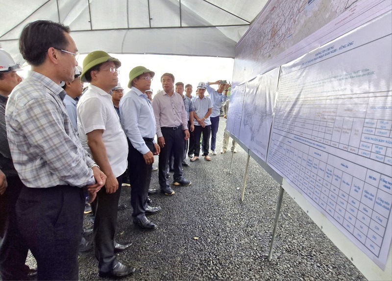 Bộ trưởng Bộ Giao th&ocirc;ng Vận tải Nguyễn Văn Thắng v&agrave; l&atilde;nh đạo tỉnh H&agrave; Tĩnh kiểm tra tiến độ thi c&ocirc;ng dự &aacute;n đường bộ cao tốc Bắc- Nam