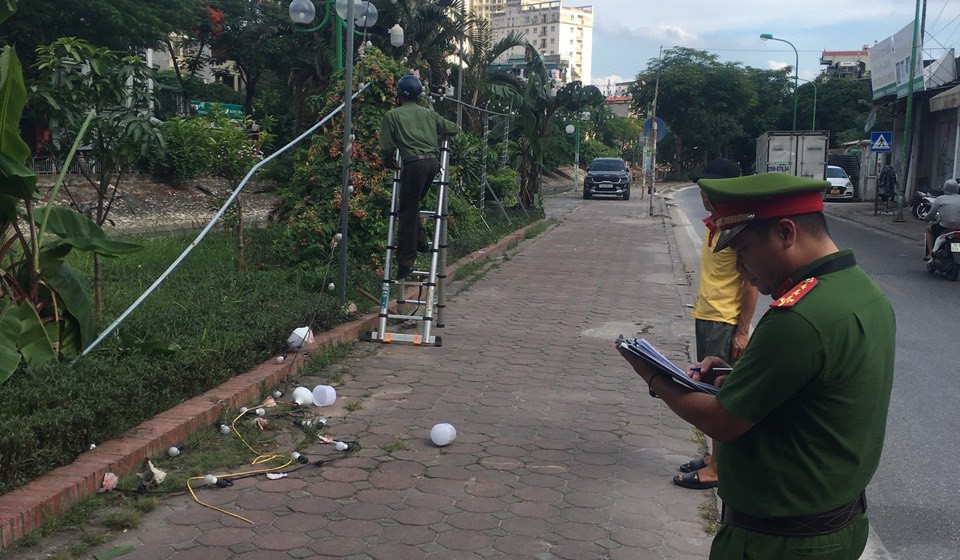 Lực lượng chức năng th&aacute;o dỡ c&aacute;c hạng mục lấn chiếm vỉa h&egrave; l&agrave;m nơi kinh doanh.