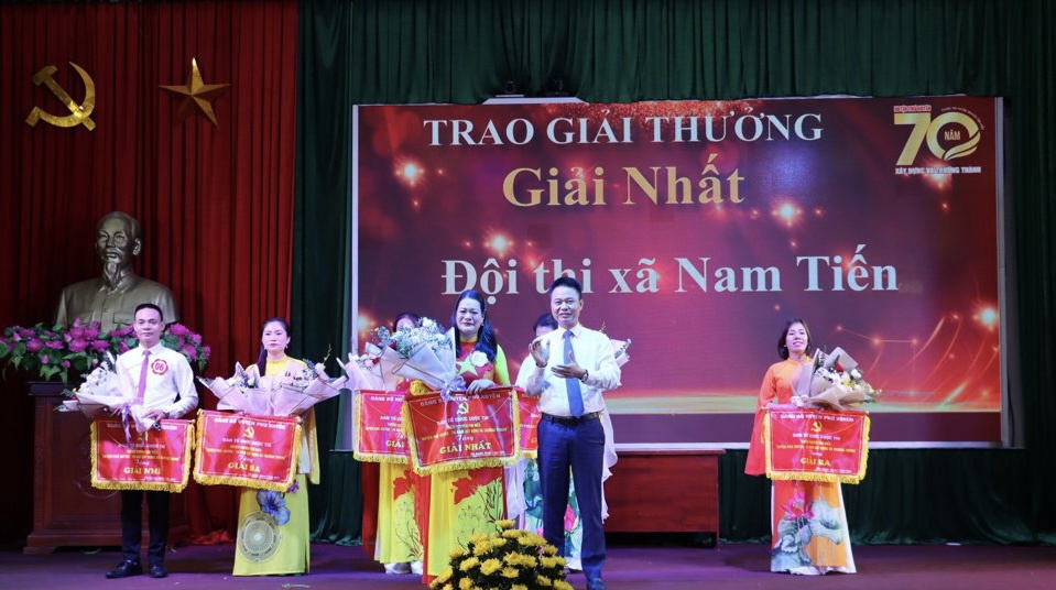 B&iacute; thư Huyện uỷ Ph&uacute; Xuy&ecirc;n Nguyễn Xu&acirc;n Thanh trao giải nhất cho đội thi x&atilde; Nam Tiến.