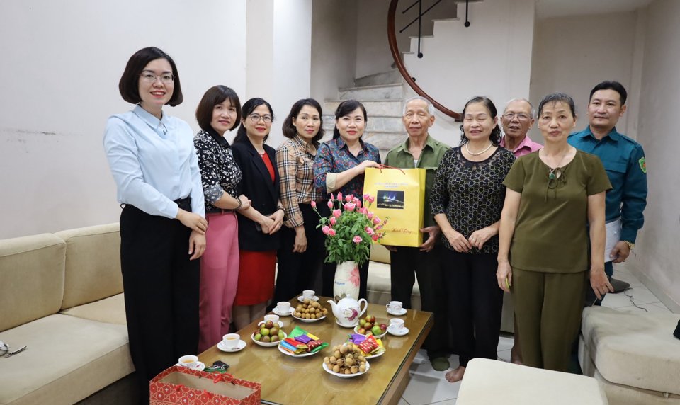 Trưởng Ban Tuy&ecirc;n gi&aacute;o Quận uỷ T&acirc;y Hồ Trần Thị Thu Hường thăm, tặng qu&agrave; gia đ&igrave;nh thương binh hạng 1/4 Vũ Văn K&iacute;nh (phường Bưởi, quận T&acirc;y Hồ).