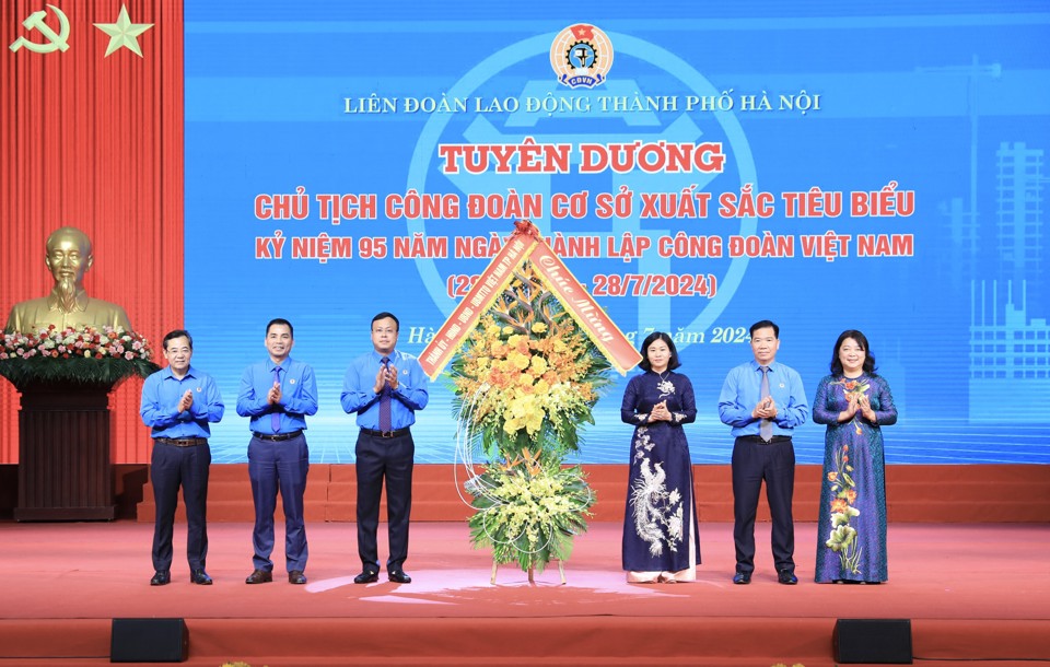 Ph&oacute; B&iacute; thư Thường trực Th&agrave;nh ủy H&agrave; Nội Nguyễn Thị Tuyến ch&uacute;c mừng tổ chức C&ocirc;ng đo&agrave;n Thủ đ&ocirc;