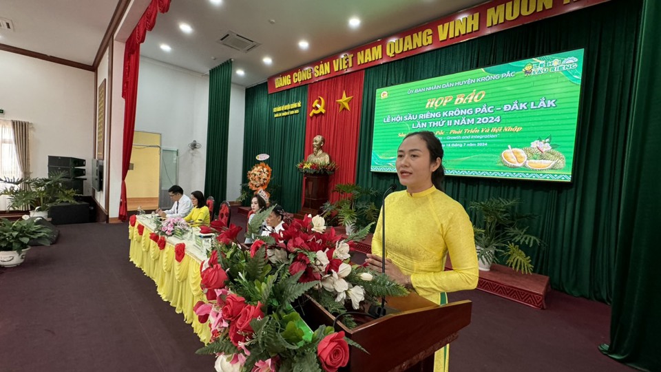 B&agrave; Ng&ocirc; Thị Minh Trinh, Ph&oacute; Chủ tịch UBND huyện Kr&ocirc;ng Pắc ph&aacute;t biểu tại buổi họp b&aacute;o.