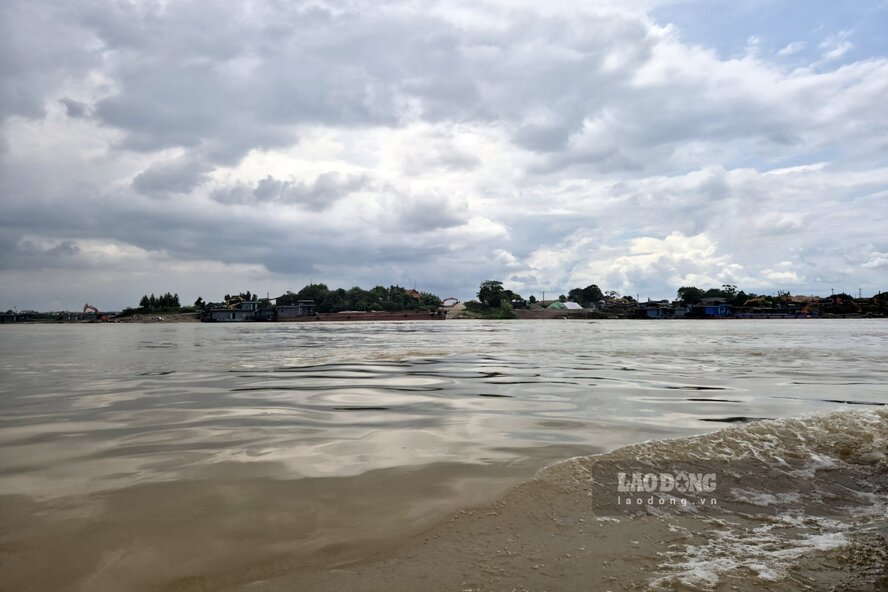 Tại khu vực ng&atilde; ba s&ocirc;ng thuộc phường Bến G&oacute;t, th&agrave;nh phố Việt Tr&igrave; (gi&aacute;p ranh huyện Ba V&igrave;, th&agrave;nh phố H&agrave; Nội), ở giữa s&ocirc;ng c&oacute; thể cảm nhận r&otilde; d&ograve;ng chảy rất xiết. Ảnh: T&ocirc; C&ocirc;ng.