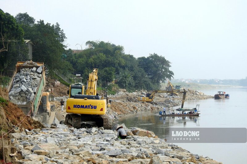 Tuyến k&egrave; khẩn cấp chống sạt lở trị gi&aacute; khoảng 100 tỷ đồng ở thời điểm đang x&acirc;y dựng. Ảnh chụp th&aacute;ng 12/2023: T&ocirc; C&ocirc;ng.