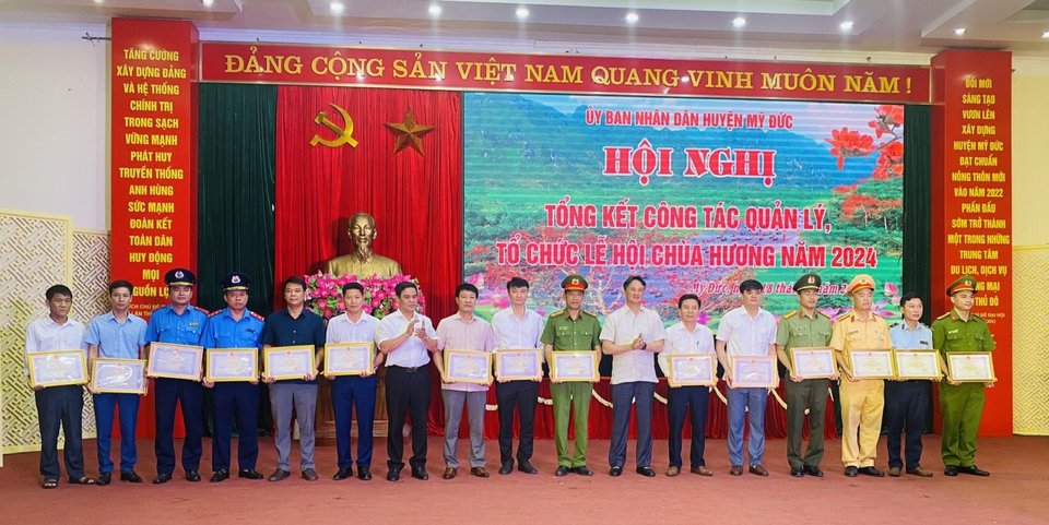 Bí thư Huy&ecirc;̣n uỷ Mỹ Đức Nguy&ecirc;̃n Anh Dũng và Chủ tịch UBND huyện Mỹ Đức Đặng Văn Tri&ecirc;̀u tặng Giấy khen cho các cá nh&acirc;n c&oacute; nhiều th&agrave;nh t&iacute;ch trong c&ocirc;ng t&aacute;c quản l&yacute;, phục vụ Lễ hội ch&ugrave;a Hương năm 2024. Ảnh: Văn Bi&ecirc;n.